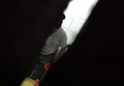 زن در حالی که روی عکس شهوانی جدید توالت می نشیند خروس را می خورد