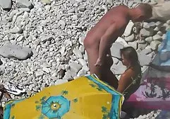 ریل مارهای کوچک و شیرین او را انگشت می زند عکس سکی جدید